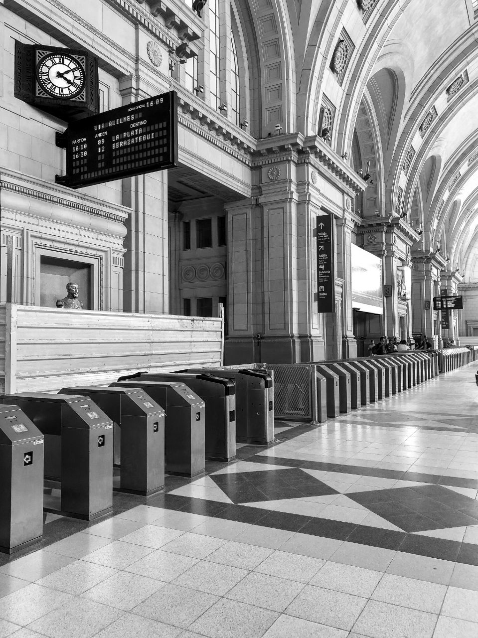 infra-estacion-constitucion-byn