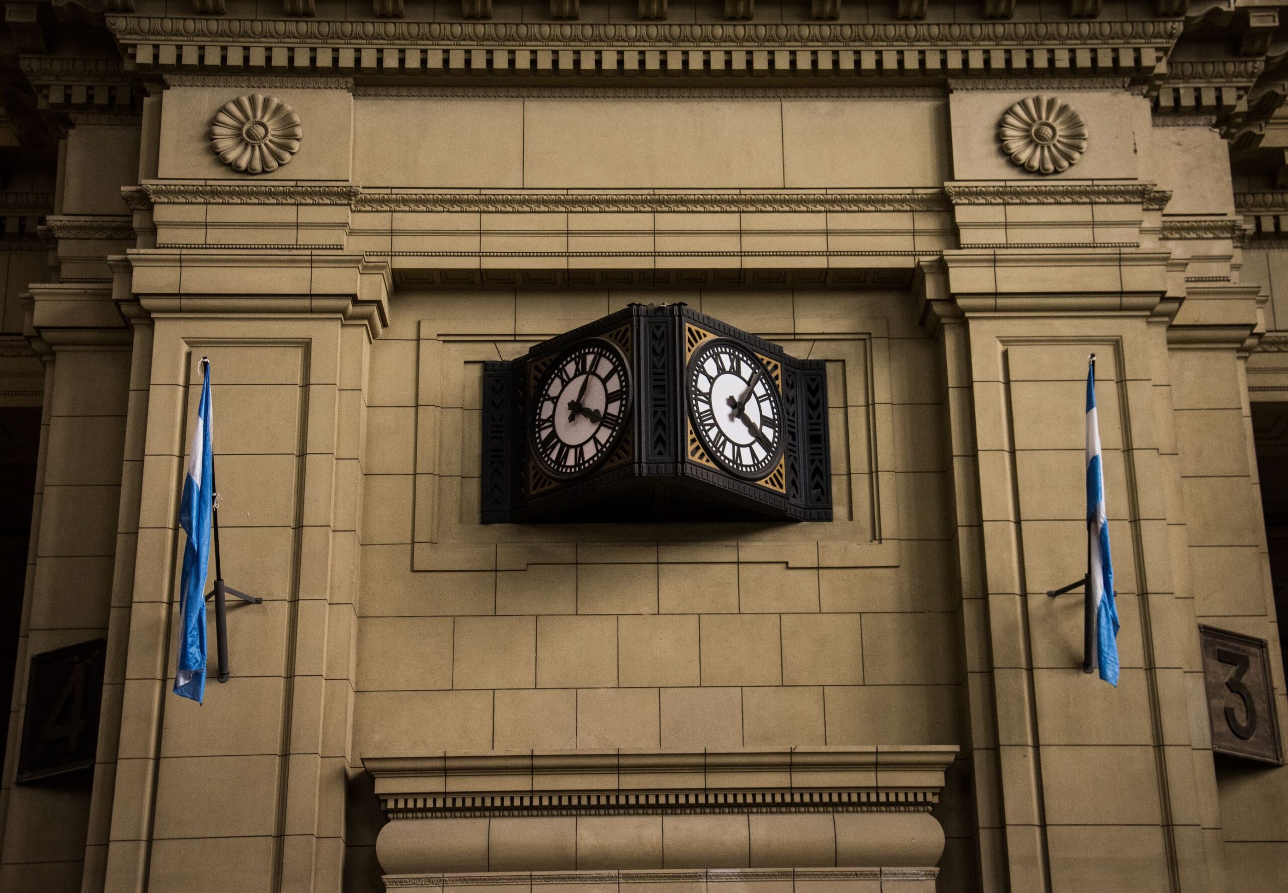 infra-estacion-constitucion-interior-detalle-reloj