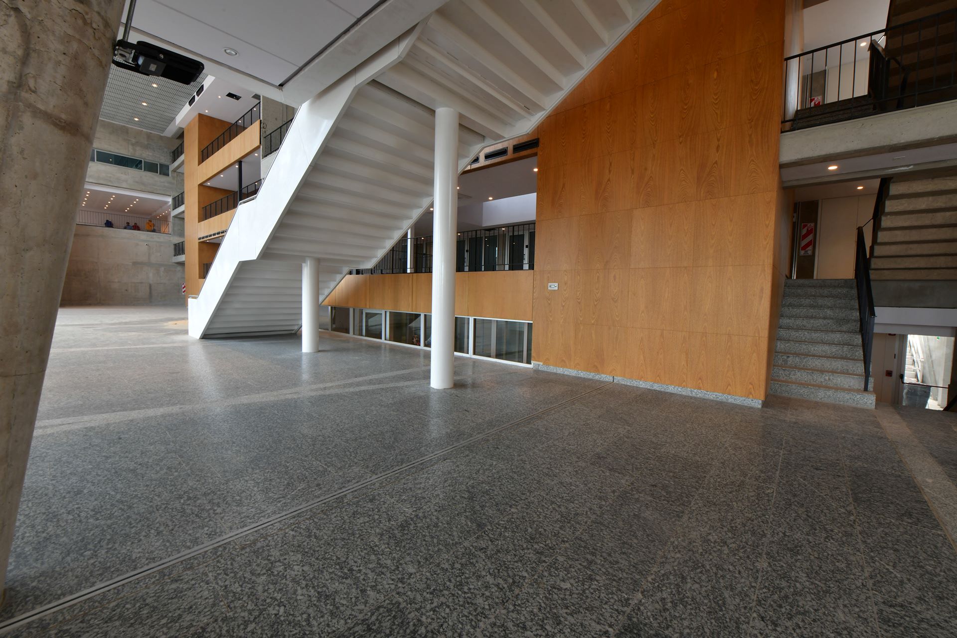 institucionales-concejo-deliberante-cordoba-escalera